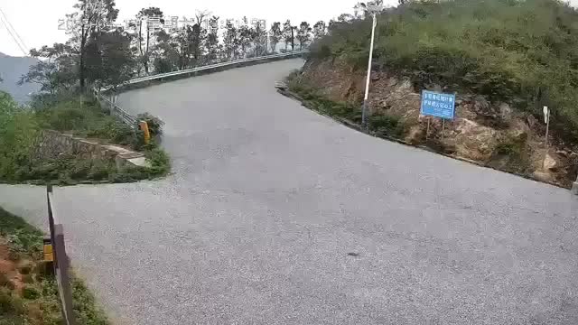 【画像】4人乗りのバイク女子、こうなる・・・