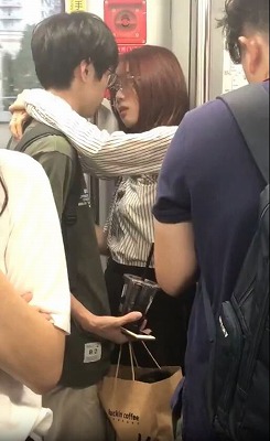 【動画】チー牛さん、電車内で彼女とベロチューしてしまうｗｗｗｗｗｗｗ