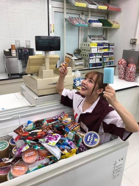 【画像】AV女優さん、コンビニで暴れるｗｗｗｗｗｗｗｗｗｗｗｗ