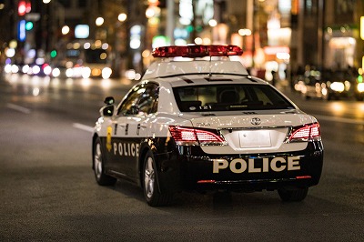 覆面パトカー「なんか他の車に当たっちゃったけど、気付かなかったし傷も軽微だからセーフ！」