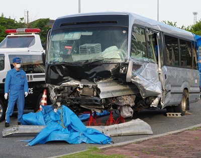 【悲報】マイクロバス事故で亡くなった高校生、車内から反対車線まで飛んでいた…