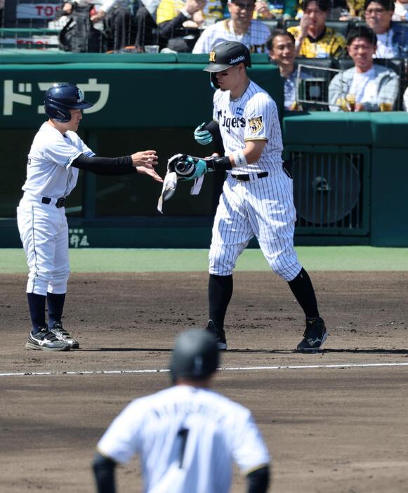 【サトテル】阪神　佐藤輝明の初回申告敬遠に甲子園がどよめく　直近３年は一度もなし　好機拡大も５番起用の前川が見逃し三振