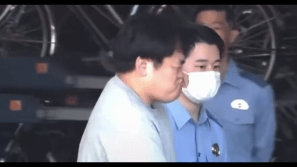 女児の水筒に下半身を押し付け逮捕された教師、変顔で連行　出所後の身バレ対策か